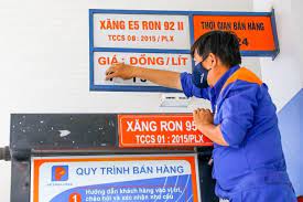 GIÁ XĂNG DẦU GIẢM LẦN THỨ BA